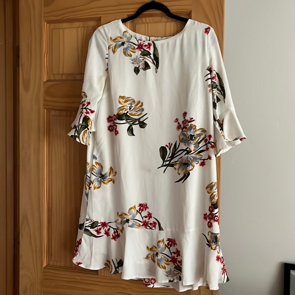 Cute white 3/4 sleeve dress for summertime